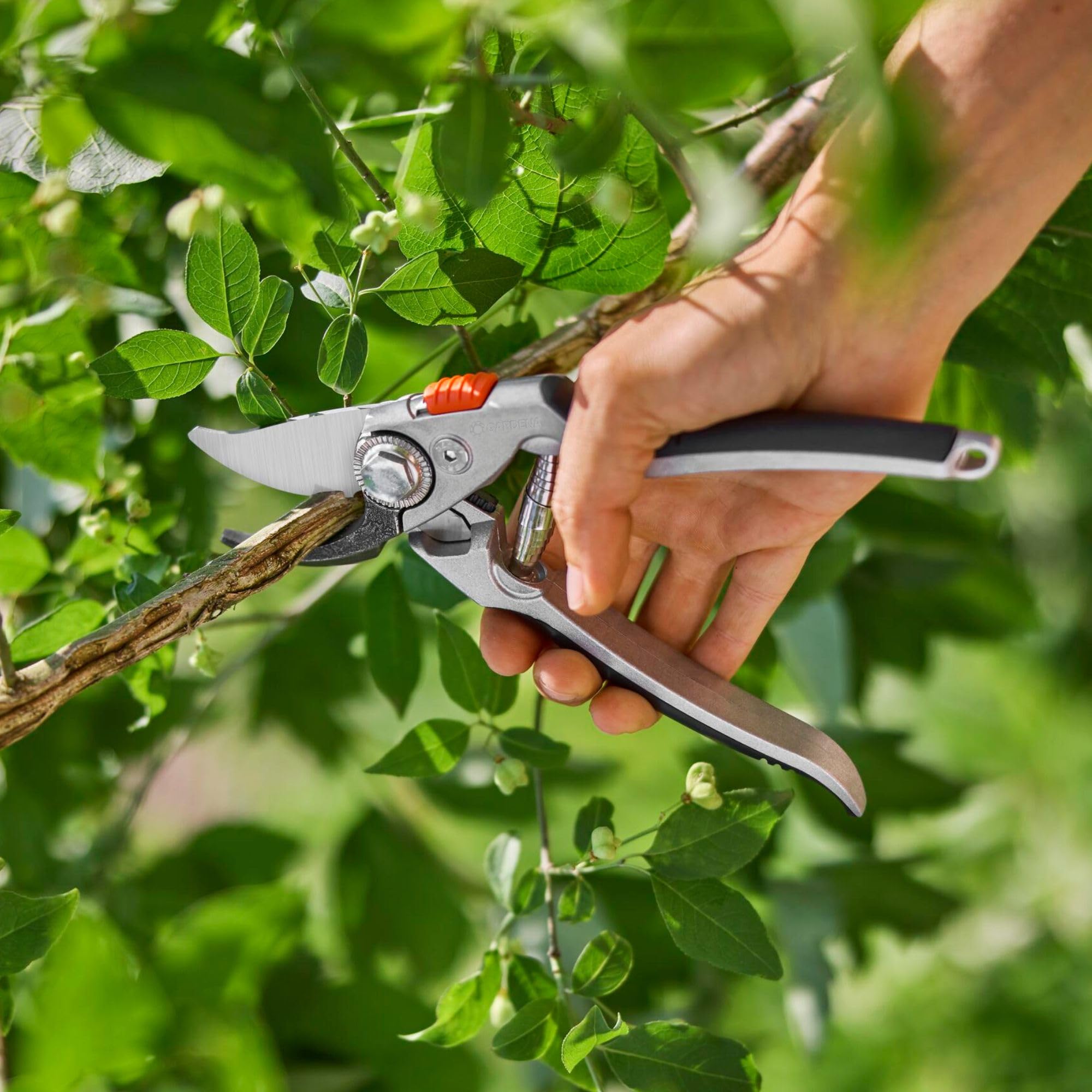 GARDENA (8702) Aluminium Secateurs: Premium Bypass Pruner for Thicker Twigs and Branches, Robust Aluminium Handles, Replaceable Blade, Max. Cutting Diameter 1" - Image 4